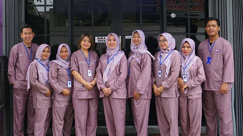Tim perawat dan terapis RKD's Clinic di depan klinik
